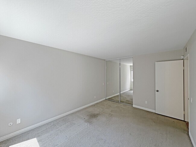 Building Photo - Spacious 4B/3BA Rancho Bernardo Home with ...