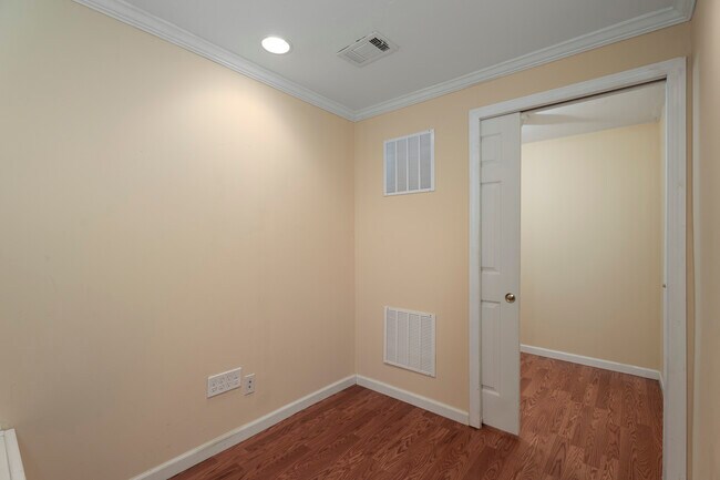 Building Photo - 40 Kennedy Ct