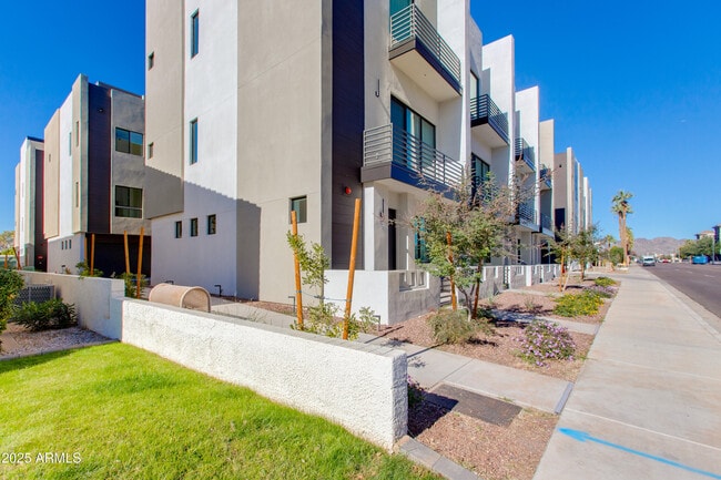 Building Photo - 4220 N 32nd St