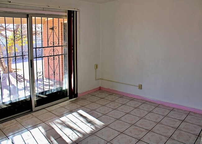 Building Photo - Spacious home Move-In Ready