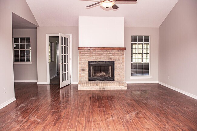 Building Photo - 112 Golf Course Dr