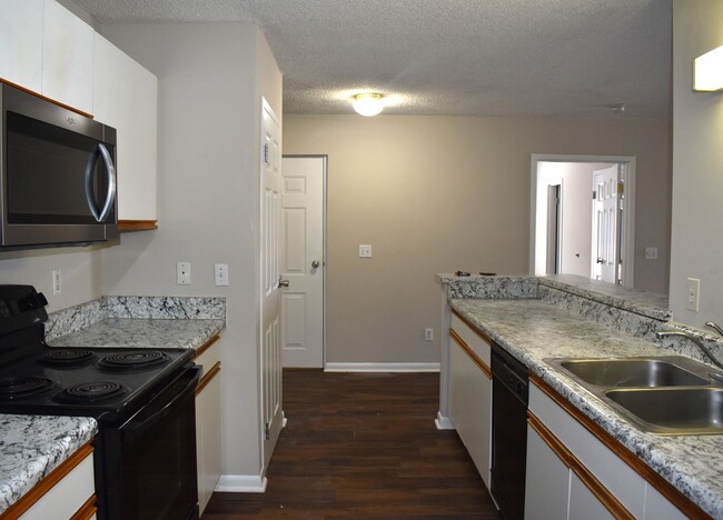 Building Photo - ONE-3 BED/3 BATH UNIT AVAILABLE AUGUST 15TH!
