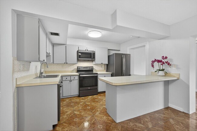Building Photo - 323 Sandtree Dr