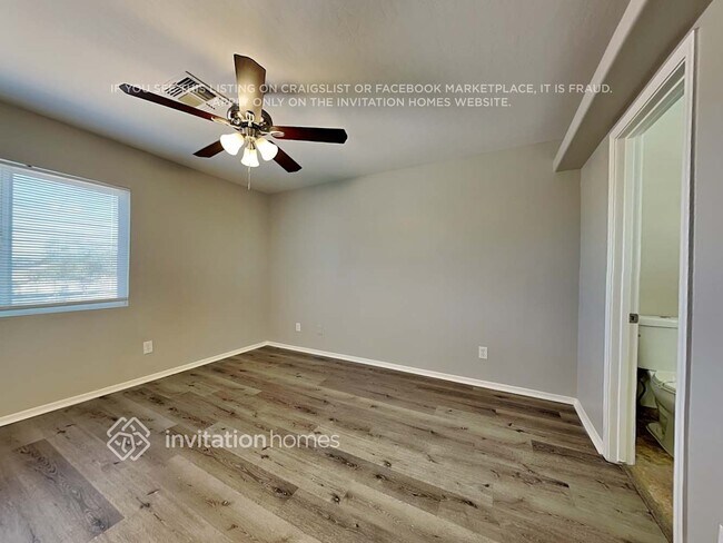 Building Photo - 12901 N El Frio St