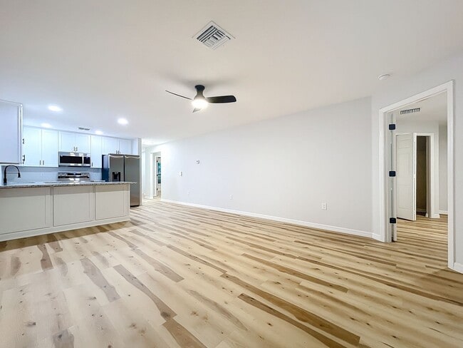 Building Photo - Remodeled Townhouse - Granite Counters, Fe...
