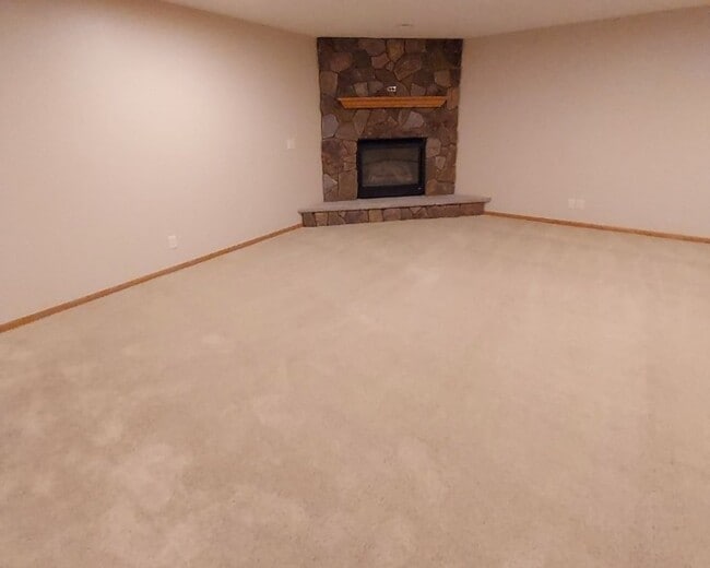 Building Photo - Nice 3 Bedroom 3 Bathroom Twinhome in River Falls