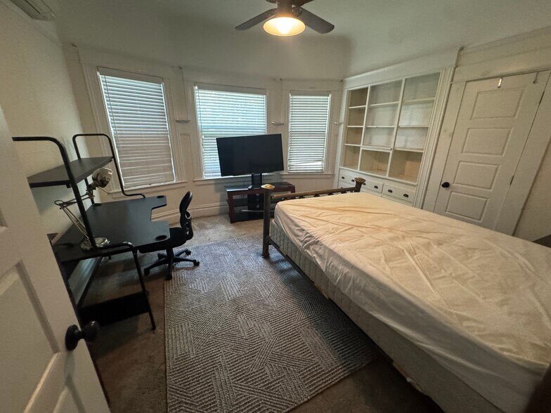 Building Photo - 102 W Fulton St