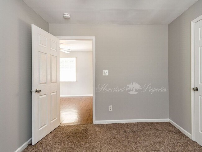 Building Photo - Updated 3 Bedroom / 2 Bath Home on Lamont