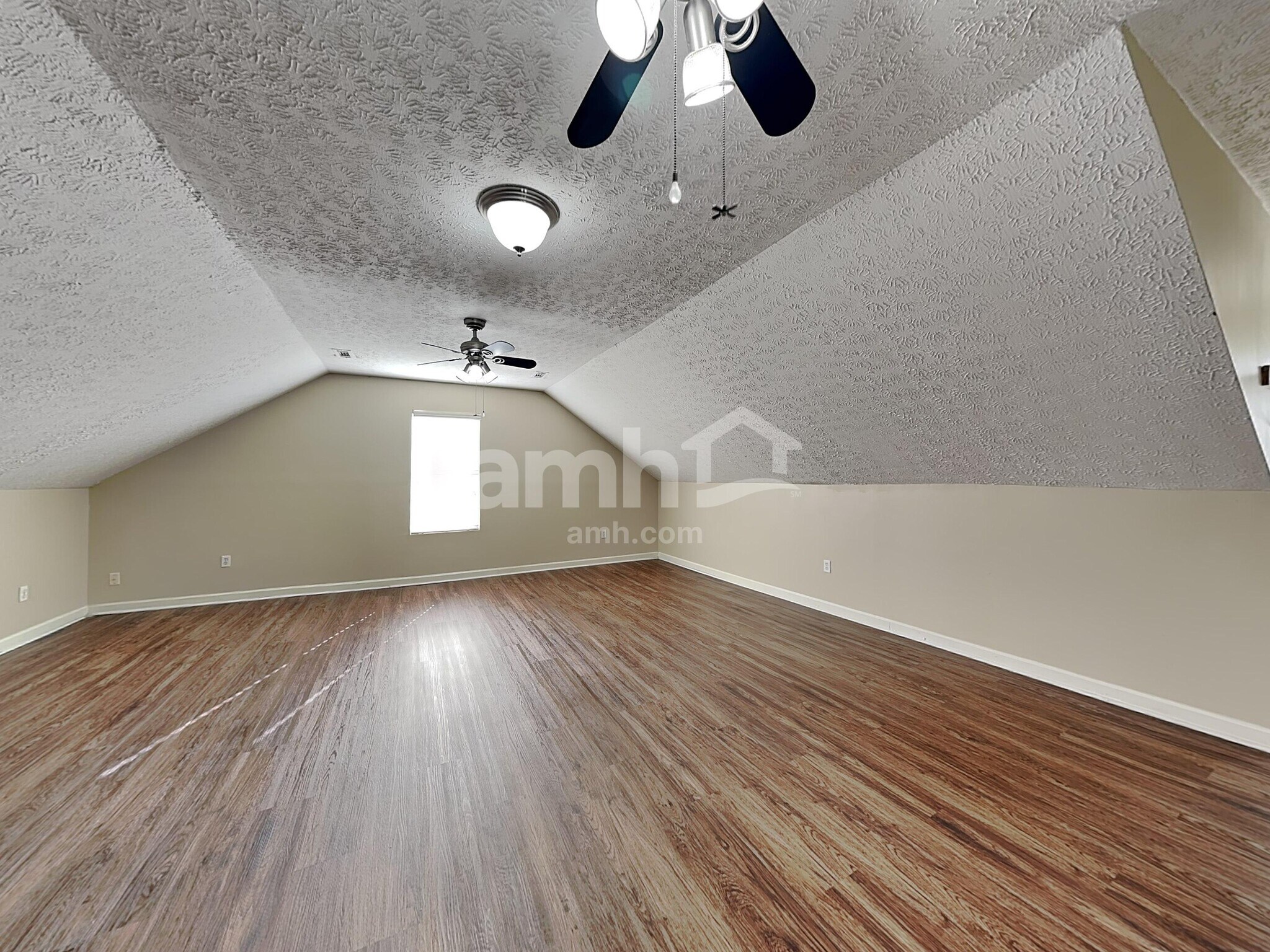 Building Photo - 227 Starlyn Dr