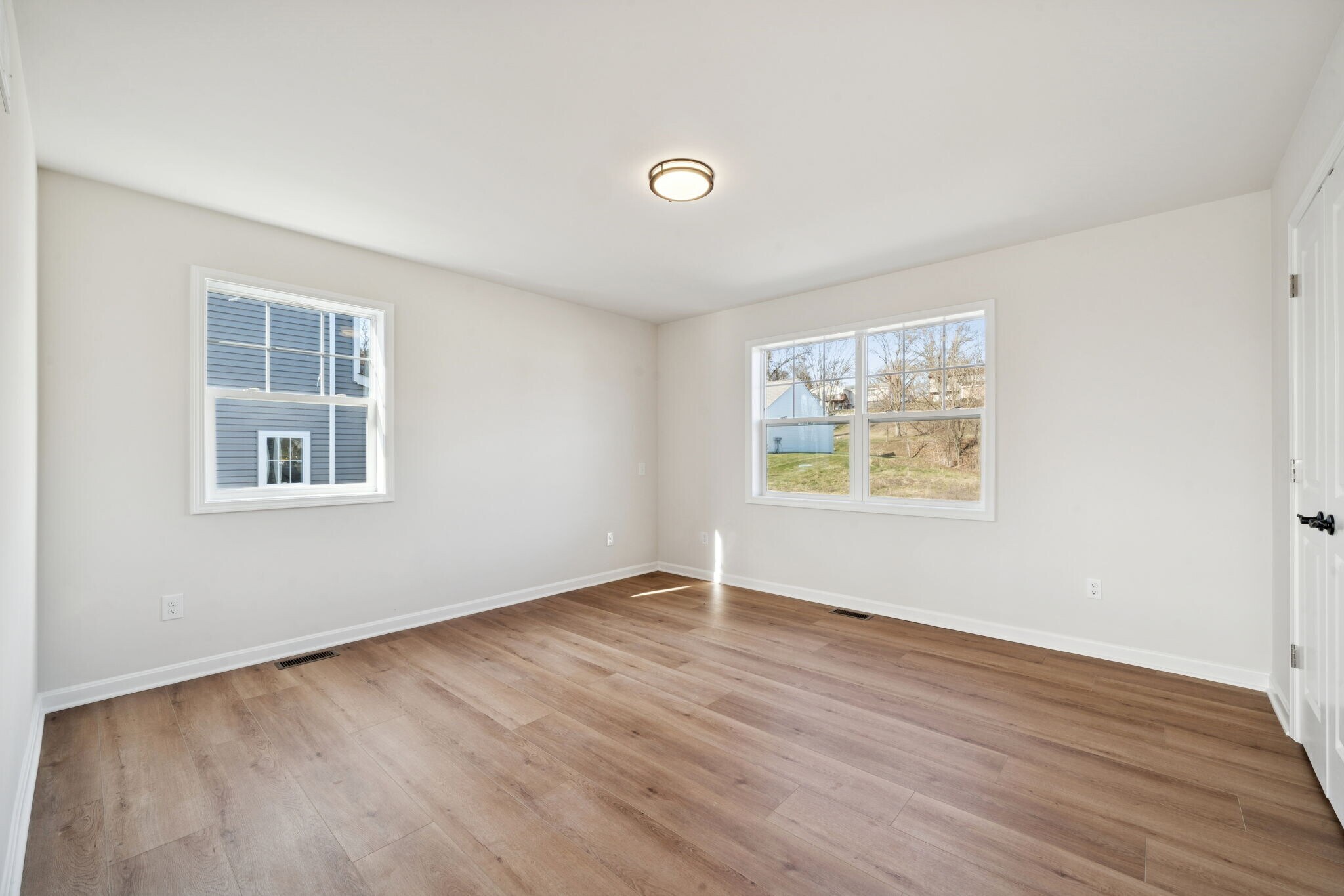 Building Photo - 2215 Lebanon Dr