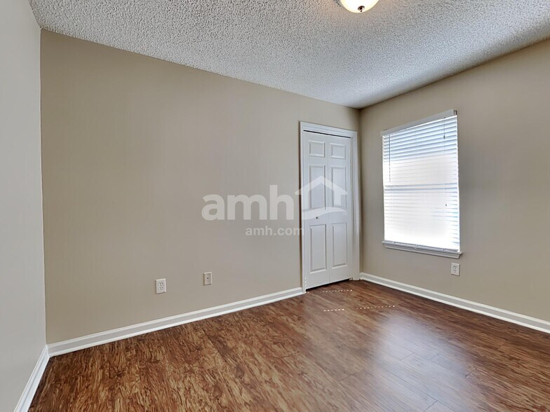 Building Photo - 840 Mackenzie Cir