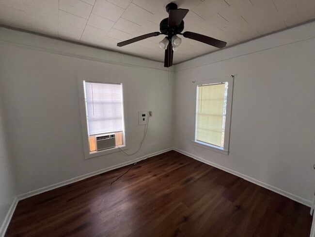 Building Photo - 2 Bedroom 1 Bathroom Home in quiet neighbo...