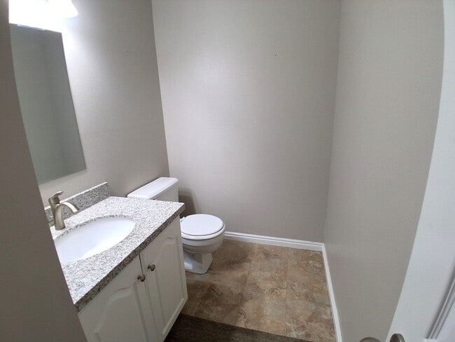 Building Photo - 986 900 E