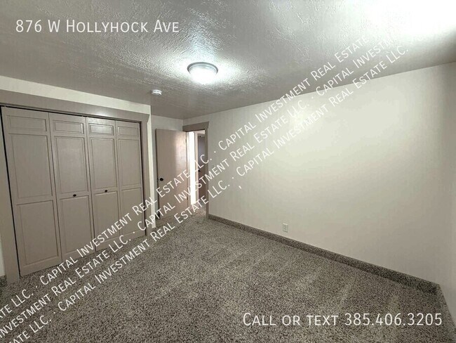 Building Photo - 876 Hollyhock Ave