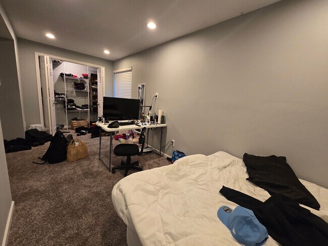 Building Photo - 4 Bedroom Townhome for Rent in Normal!