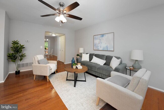 Building Photo - 1025 Commanders Way N