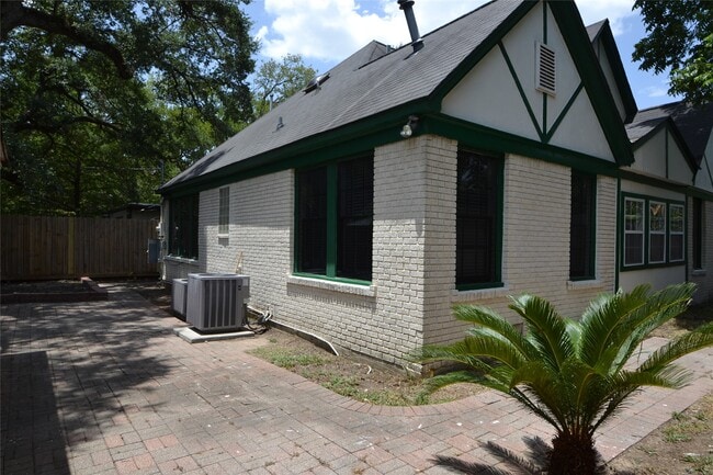 Building Photo - 2135 Bissonnet St
