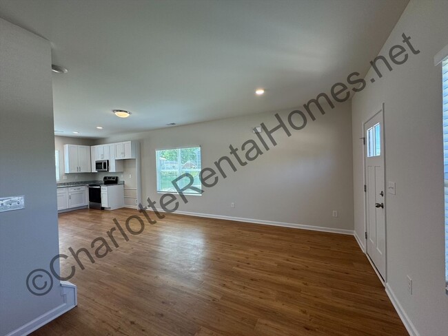 Building Photo - New 3 bed 2.5 bath home in Hickory!