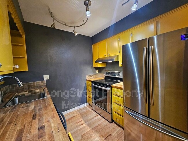 Building Photo - 4618 NE Broadway