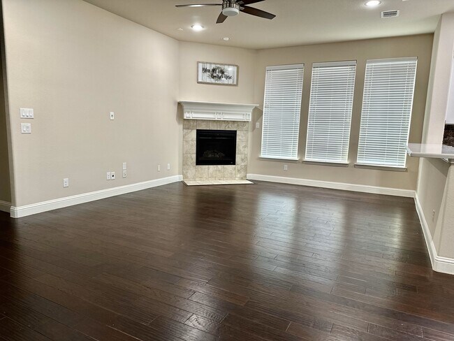 Building Photo - 15456 Bluffdale Dr