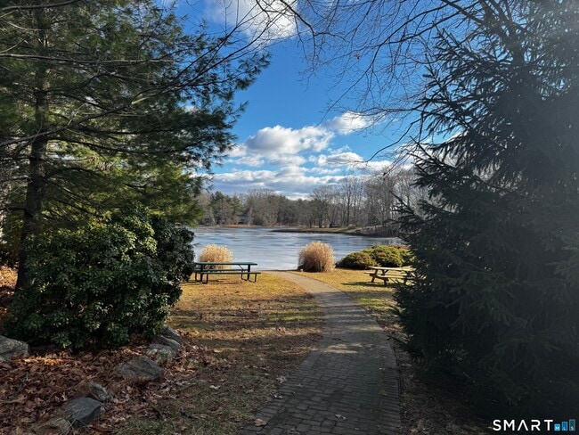 Building Photo - 6 Redcoat Ln