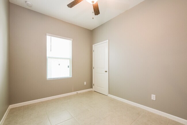 Building Photo - Lovely 3 Bedroom Home in Island Walk