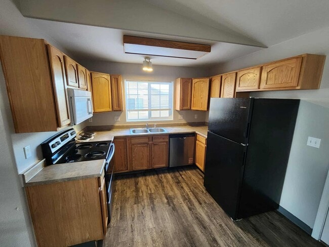 Building Photo - 3 Bedroom 3 Bath Rancher Town Home 2 Car Garage