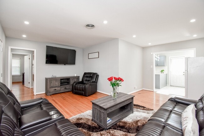 Building Photo - 6817 Hendon Ln