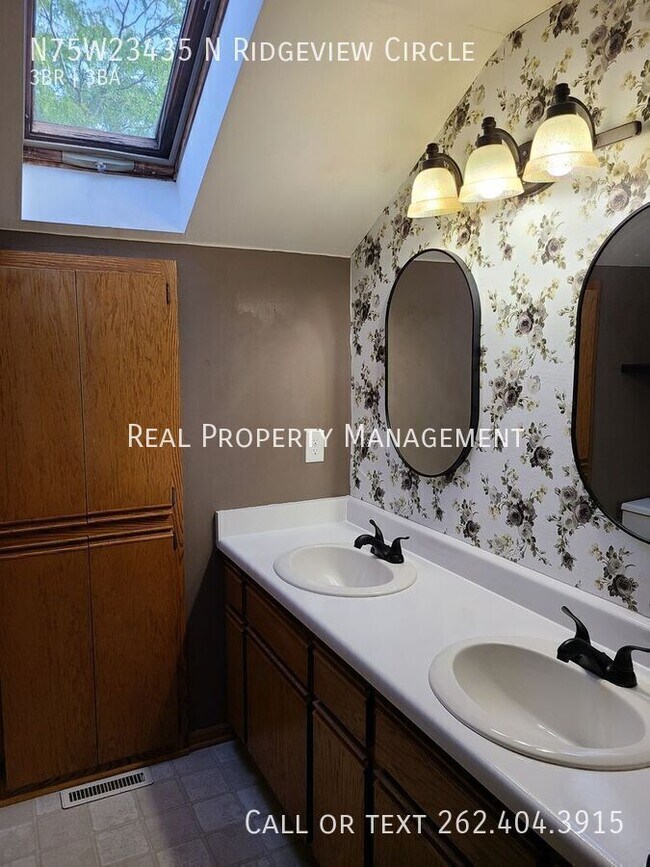 Building Photo - N75W23435 N Ridgeview Cir