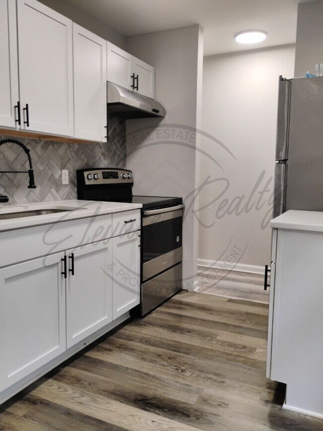 Building Photo - Two Bedroom Updated Ranch Duplex in North ...