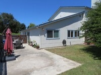 Building Photo - Beautiful 2 bed 1 bath end unit Townhome i...