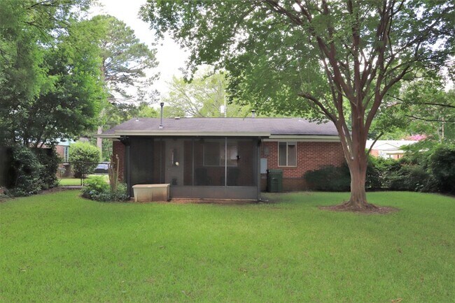 Building Photo - Irresistible 3-bedroom will leave you deli...