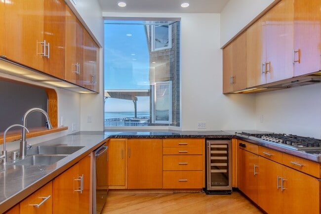 Building Photo - Extraordinary 5-Bed / 5-Bath Oceanfront Pr...