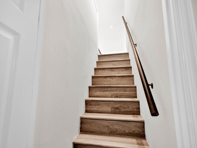 Building Photo - 1214 E Eager St