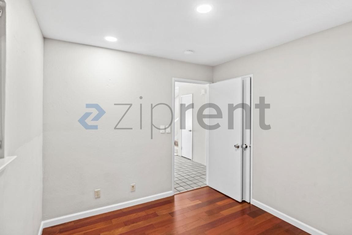 Building Photo - Unit