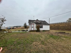 Building Photo - Country Living