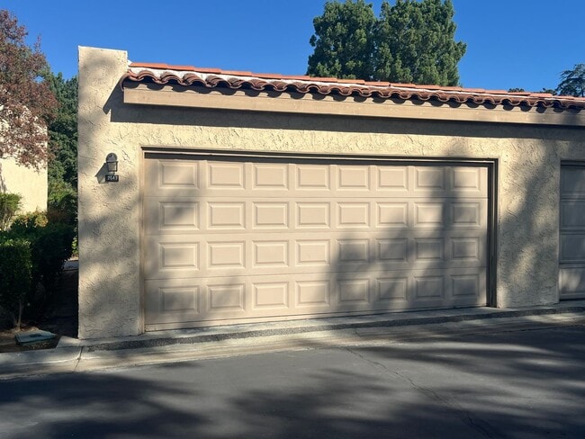 Building Photo - Spacious 3 Bedroom, 2.5 Bath Condo in a Be...