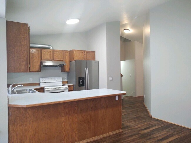 Building Photo - Spacious House - Brand New Flooring - Available Now!!