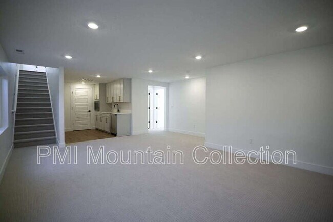 Building Photo - 459 Rimrock Ln