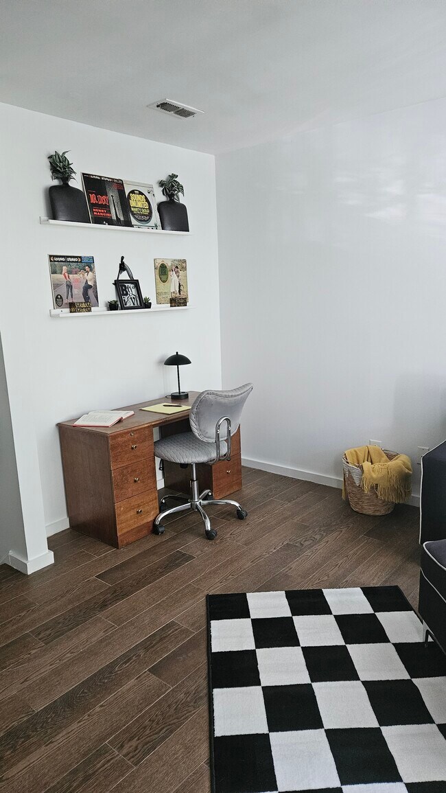 Building Photo - 415 W 7th St