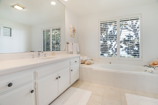 Building Photo - 29008 Cliffside Dr