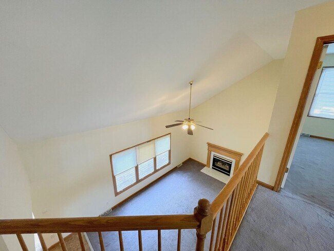 Building Photo - Spacious 3 bed 2.5 Bath Home Ready to Rent...