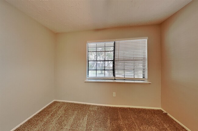 Building Photo - 2010 Creekshire Dr