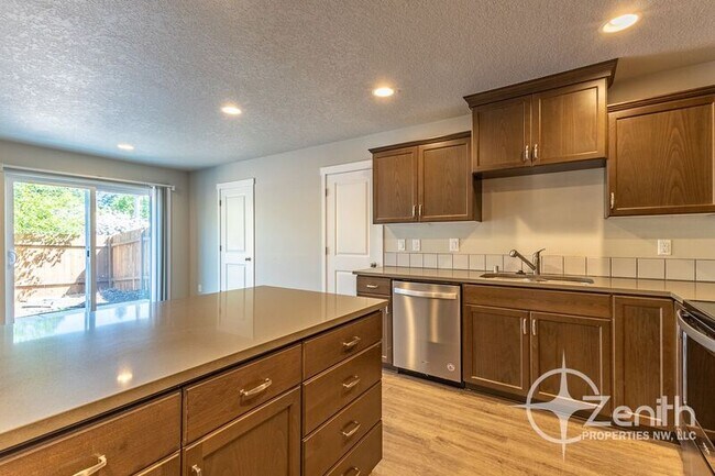 Building Photo - 7415 NE 136th Ave