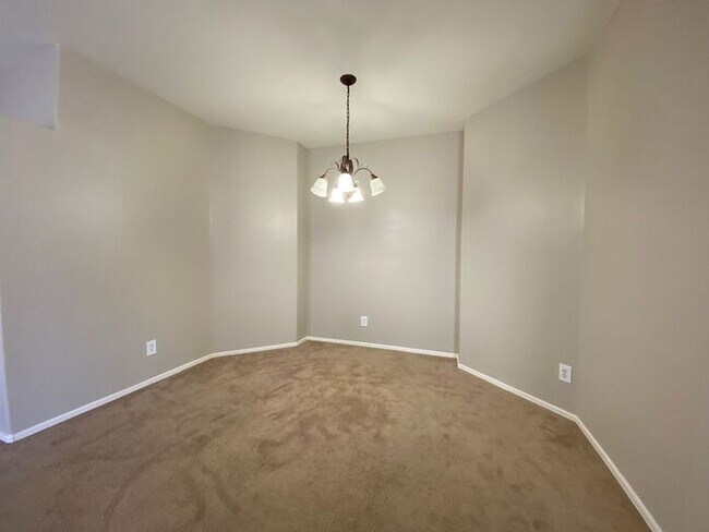 Building Photo - Charming 3 bedroom, 2 bath rental home
