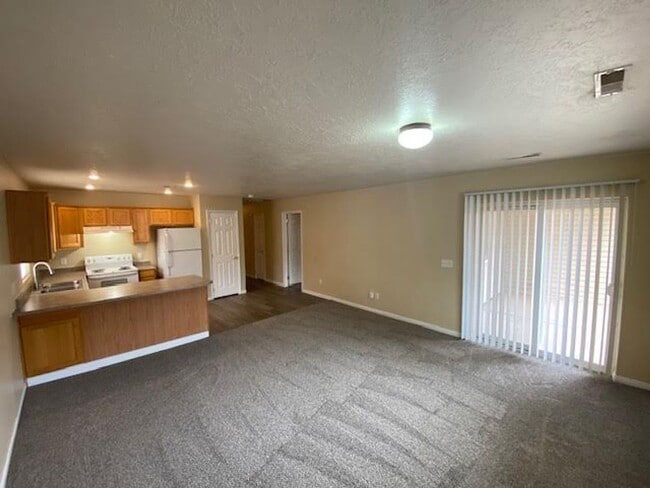 Building Photo - 3 Bedroom, 2 Bathroom Twin Home