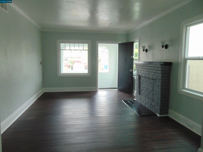 Building Photo - 2550 Clinton Ave