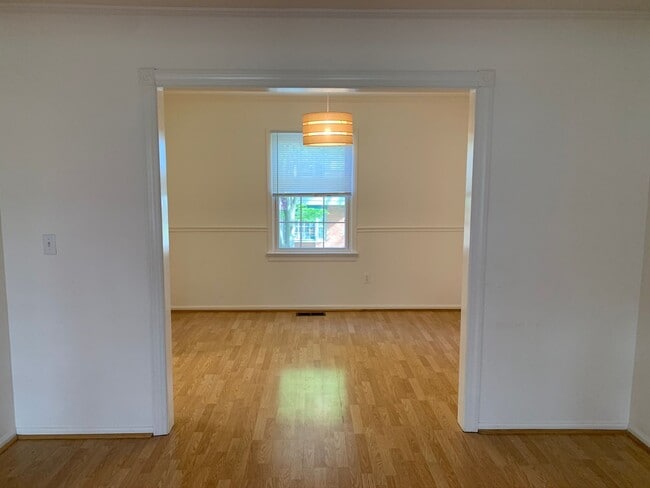 Building Photo - End Townhome In Oak Manor Community