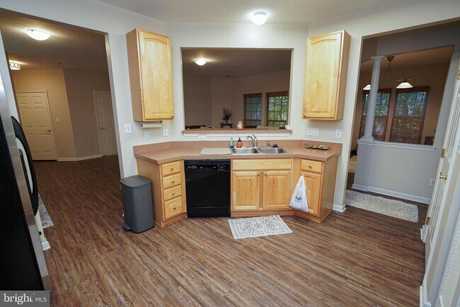 Building Photo - 2003 Whispering Ponds Ct
