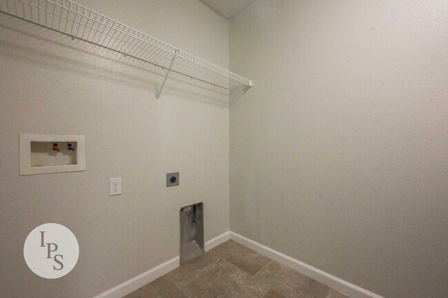 Building Photo - Clovis Eastside Home, 4BR/3BA, Built 2017 - Lots of Amenities!